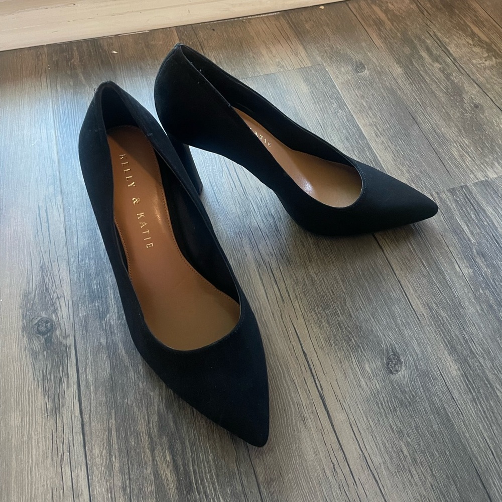 Kelly & Katie Emmie Pump in Black Suede •Size 6.5•